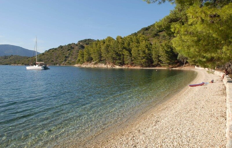 Skinos: beautiful beach with pines that touch the sea. The crystal clear waters of the beach are shallow.