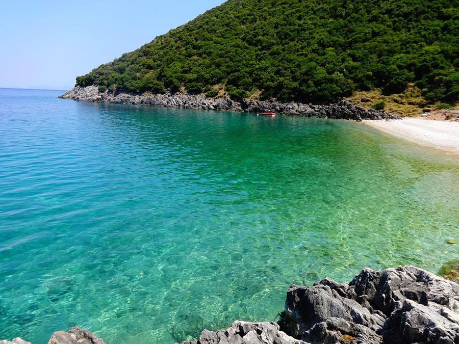 Kaminia: Quiet beach with pebbles and crystal clear waters. Ideal for those who want to enjoy the sun as it has no natural shade. It is accessed via a dirt road.