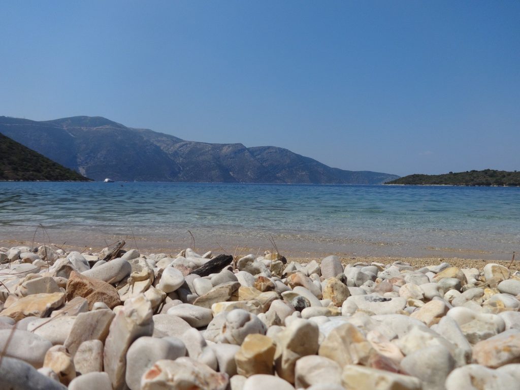 Mnimata: quiet beach with pebbles "inside" dense vegetation. Those who want shade should visit it until the noon.