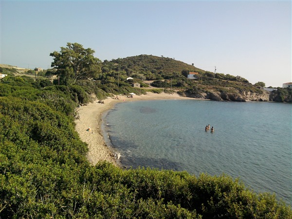 Kastro / Castle: large beach with large white pebbles. It is located in the southwest of the settlement.