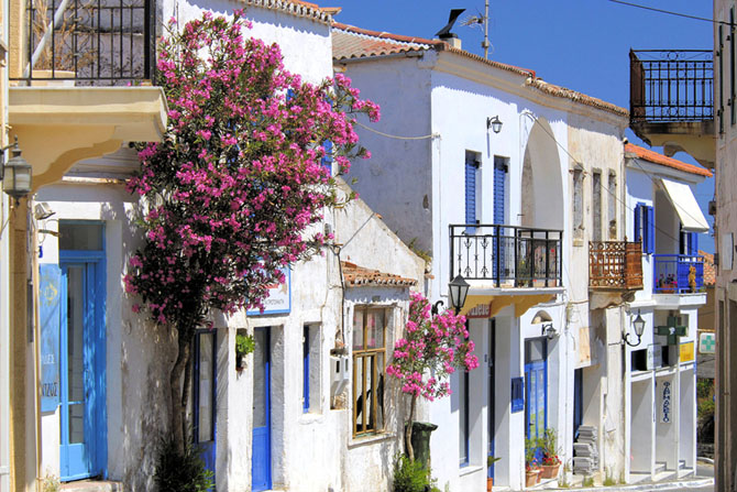 Potamos: The largest village in Kythira, is located in the center of the island, with several traditional and neoclassical houses.