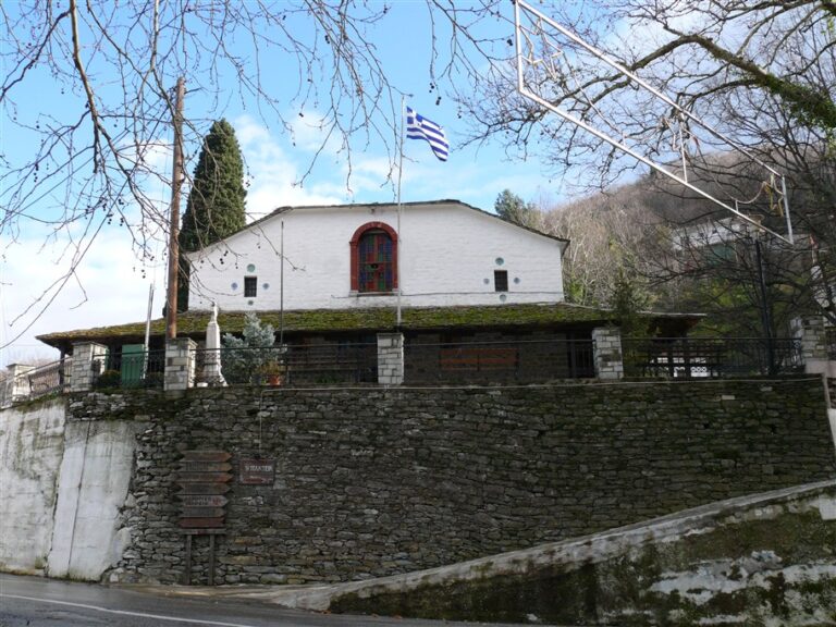 Anilio: village at an altitude of 300 meters and a population of 350 inhabitants. Anilio is characterized by the large number of fruit trees that surround it. It is worth visiting the churches of Agios Athanasios, Panagia Faneromeni located near the beach of Plaka and Prophet Ilias.