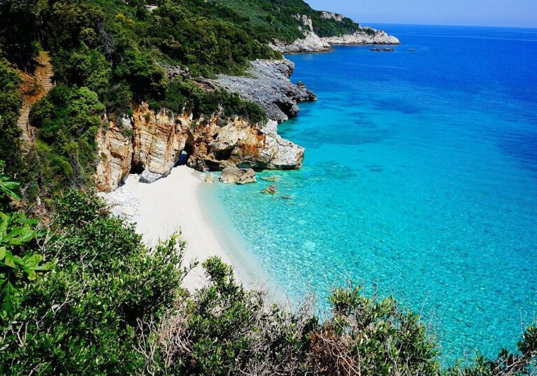 Mylopotamos Beach: a beach that caters for all tastes. It has sand, fine pebbles and crystal-clear blue-green waters. It still has several spots with natural shade and rocks for diving and exploring. On one part of the beach, you will find a beach bar, umbrellas, and sunbeds.